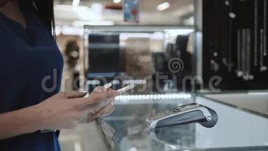 女士<strong>深色</strong>头发，时尚模特<strong>购物</strong>，手机NFC技术付费，在超市，商场机场候机楼